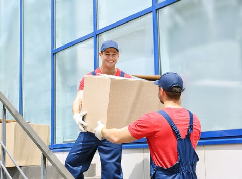 Low-carbon removal van loading recyclable goods near a transfer station
